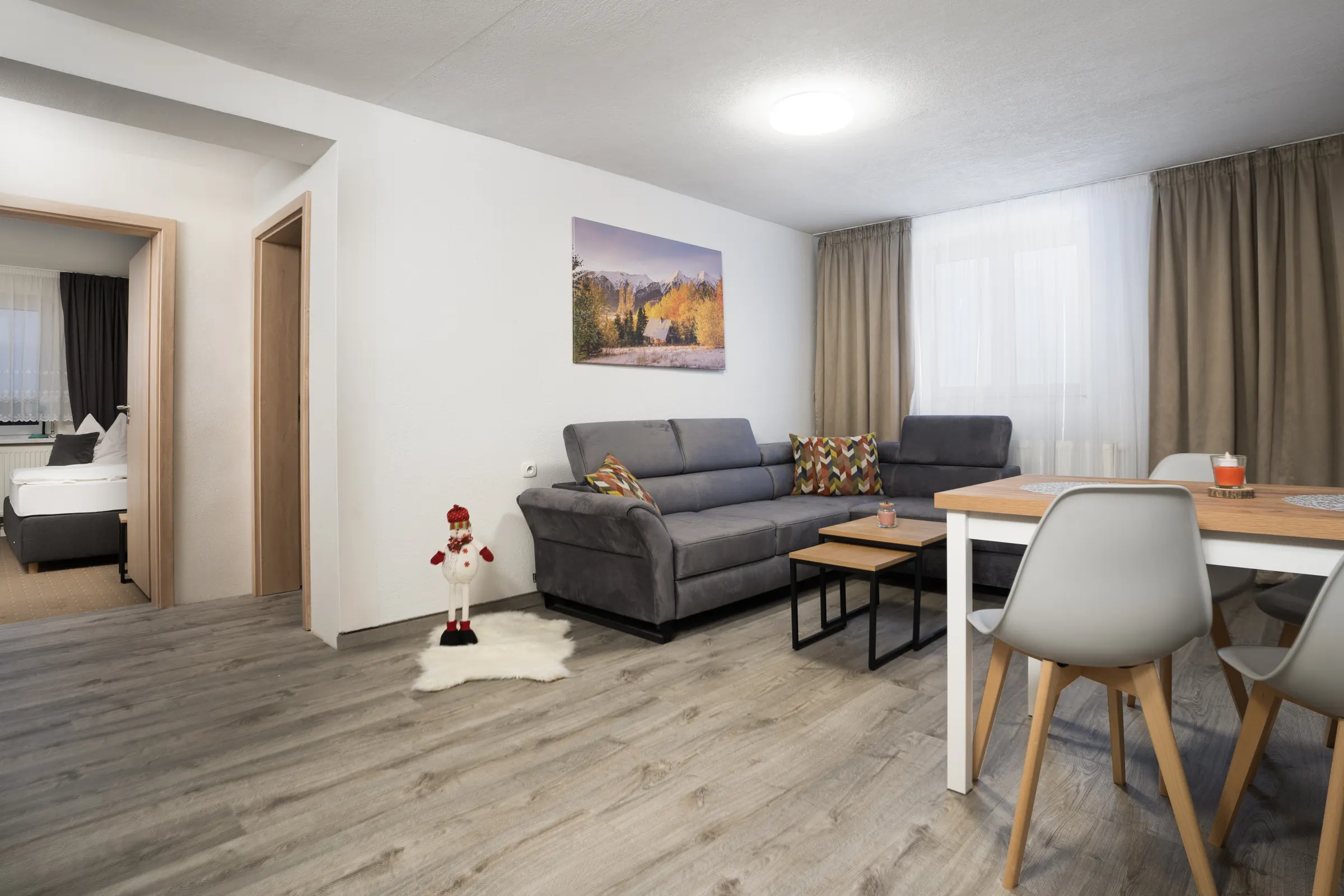 Obývačka apartmánu č. 2 so sedačkou a jedálenským stolom