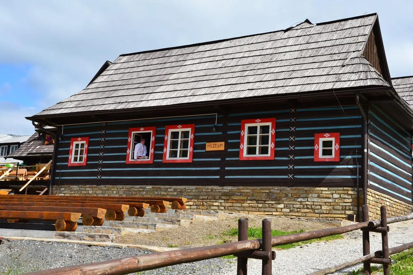 Ľudové múzeum Ždiarsky dom: drevenica s modrým škárovaním a červenými rámami okien